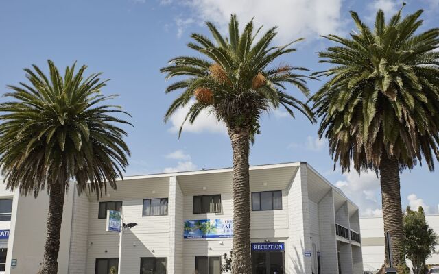 Three Palms Lodge