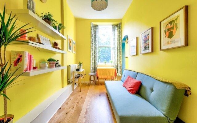 Bright and Airy Apartment in Canonmills
