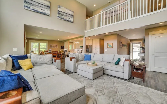 Houghton Lake Home w/ Private Dock + Kayaks!