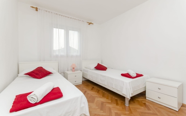 Holiday house More - garden shower: Vinisce, Riviera Trogir