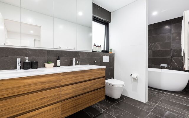 Sydney Townhouse with Parking and Deck