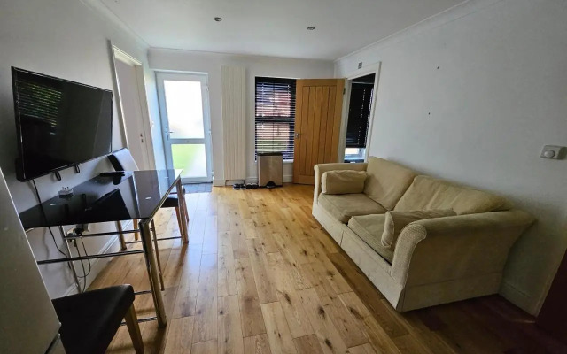 Annexe Pool Table, air Hockey, Table Tennis, Movie