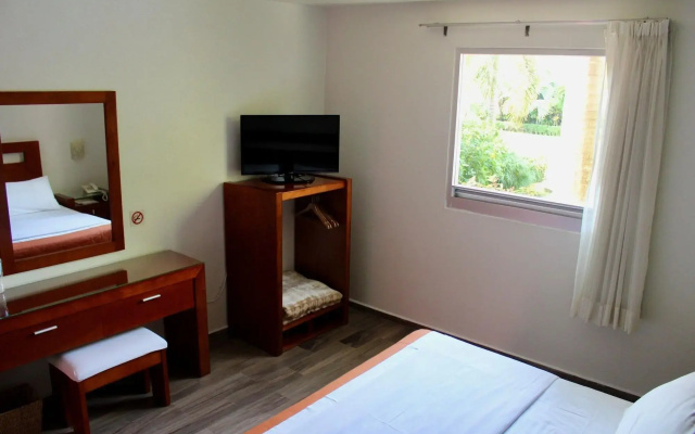 HI Huasteca Inn Hotel