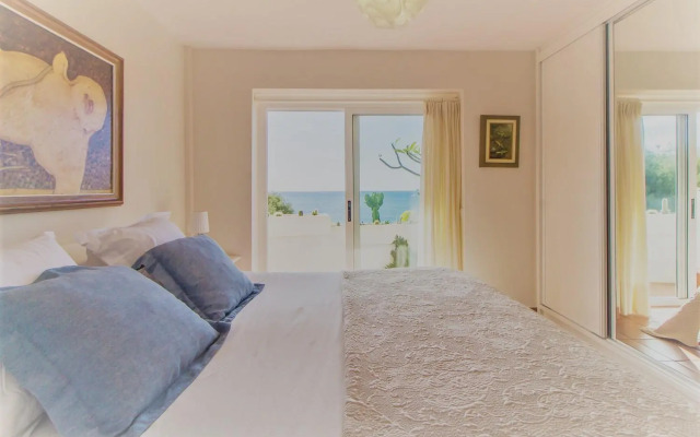 Villa in protected space in front of the sea