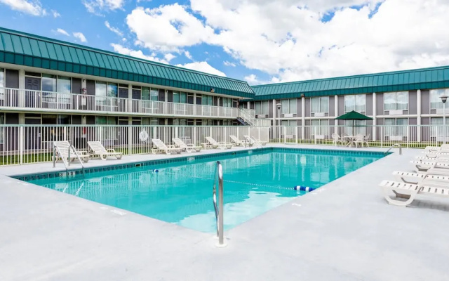 Best Western Dekalb Inn & Suites