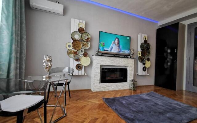 Crystal Central Apartment