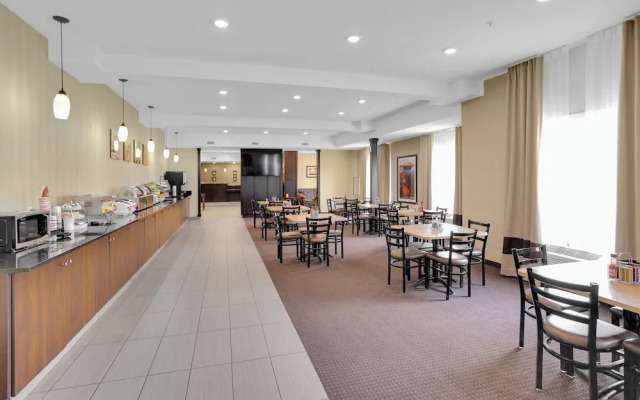 Duvernay Inn & Suites