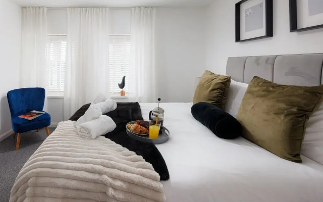 Modern 3 Bed Apartment - Parking