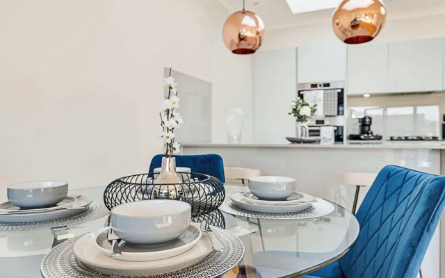 Penthouse Apartment In Brentford