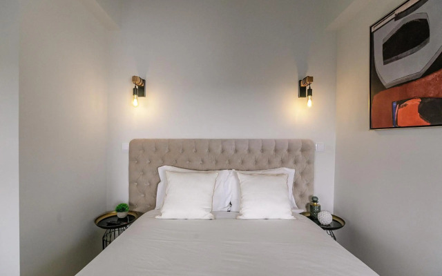 LovelyStay - Downtown Studio with Pool, AC and Balcony