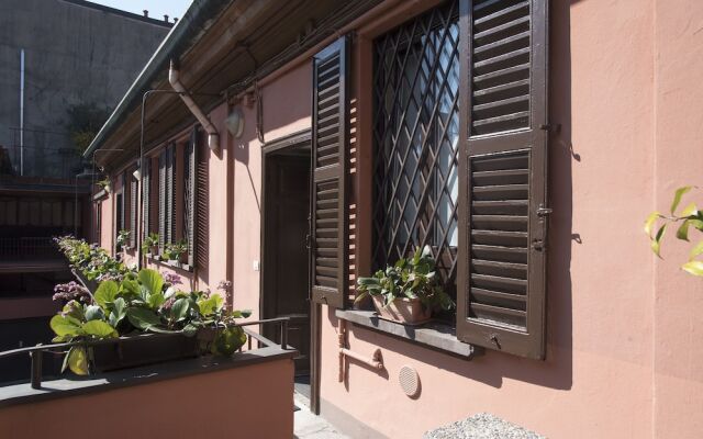 Peaceful Court Apartment In Shopping District