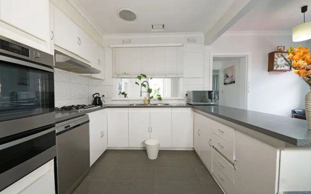 Bayside 4-BRM Home near Mentone
