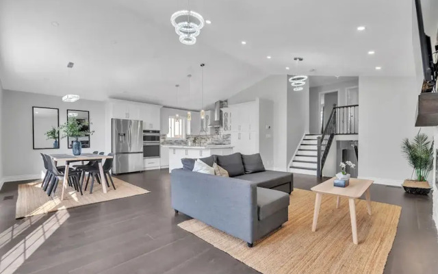 High-ceiling Home Relaxing Patio in Waterloo