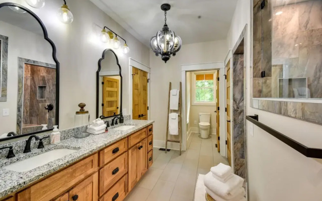 Luxurious Clarkesville Cabin w/ Decks & Fire Pit