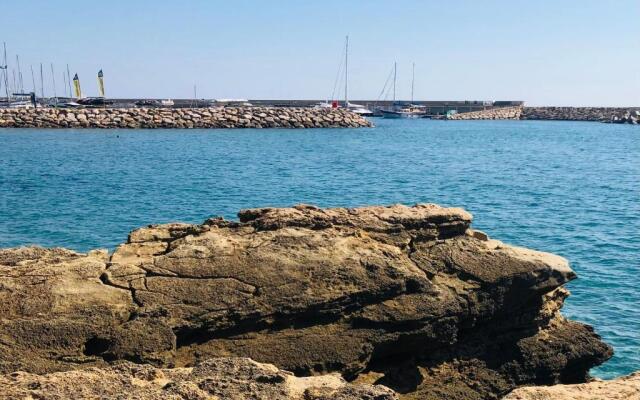 Un barco clásico con alma propia cerca de Barcelona