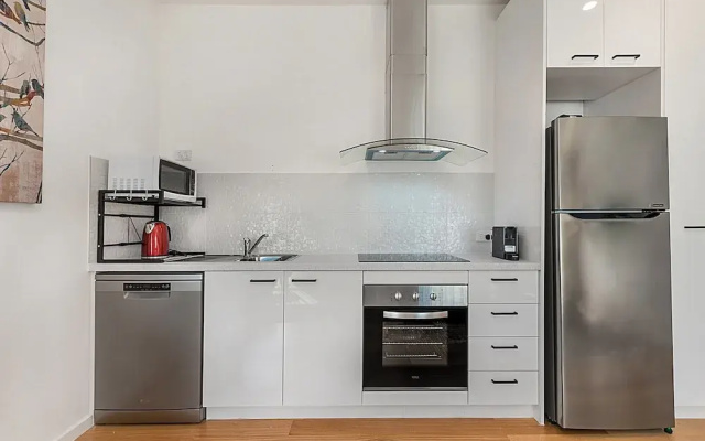 Comfy Studio With Shared Backyard Near Racecourse