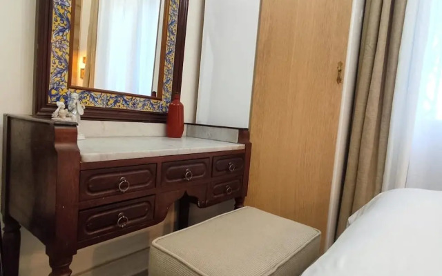 House with 9 private rooms