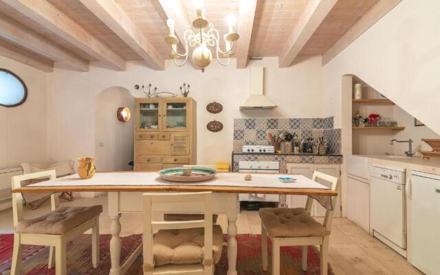 Velasquez Suite House