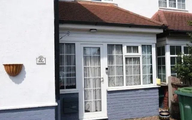 Lovely 1 Bedroom Apartment with Free Parking