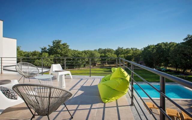 Lush Villa in Belavici with Pool & High-End Kitchen
