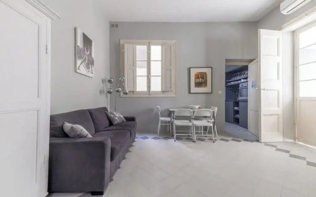 Spacious & Luxury 3BR Central Apartment