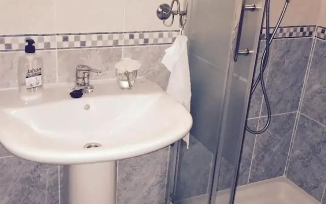 3bed Penthouse Apt With Private Terrace & Balcony