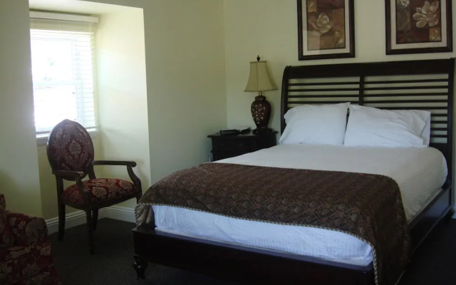 The City Hotel Bar & Grill