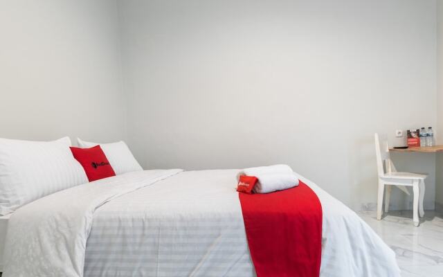 RedDoorz Plus near RS USU Medan 2