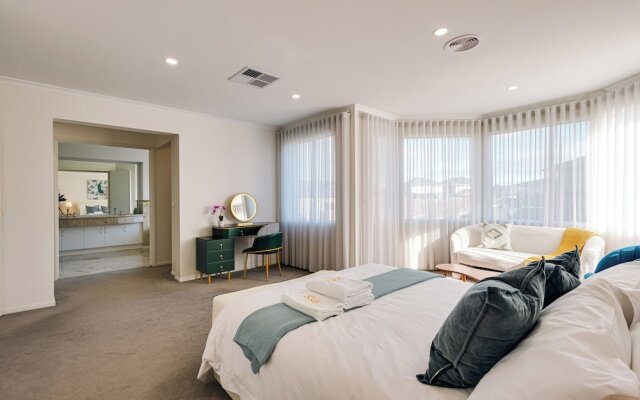 StayAU 6BRM Lakeview Villa Holiday Stay
