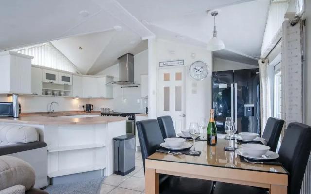 2 Manor Lodge - 2 Bedroom Lodge - Pendine