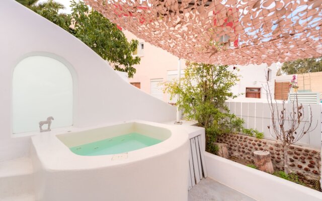The Muse Of Santorini - Hot Tub Suites