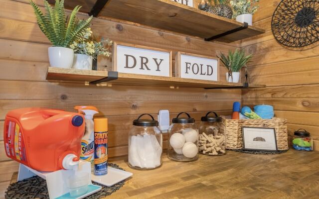 Thyme Out 2 Bedroom Home by NW Comfy Cabins by RedAwning