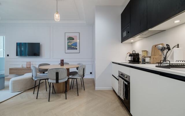 Poetic Stay - Louvre