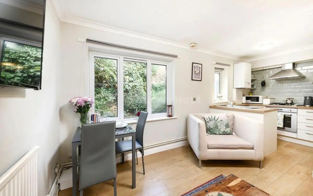 One bedroom central Slough with parking