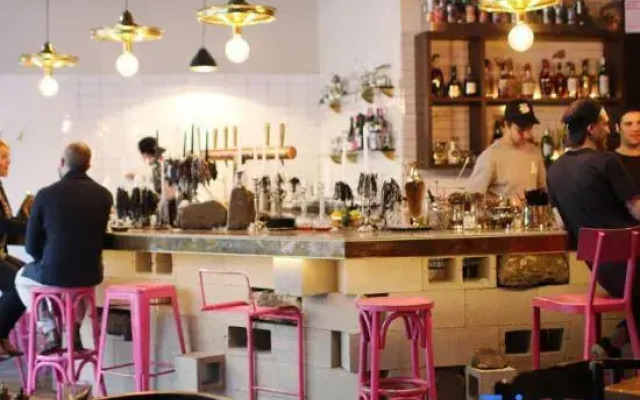 Luxe 2BR Retreat POOL, GYM & PARKING South Yarra