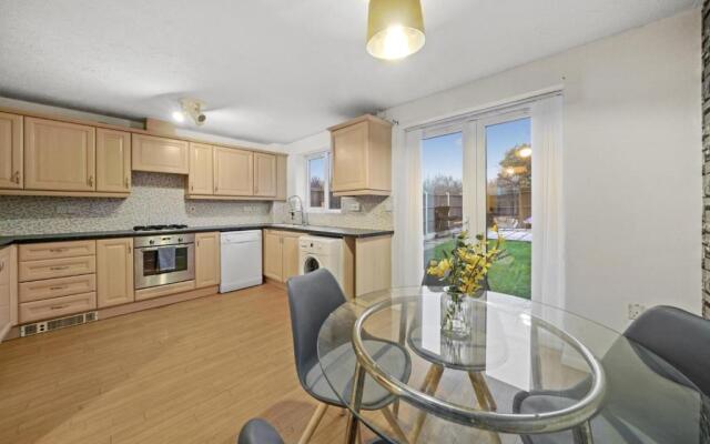 Tayberry Close Contractors & Leisure Apartment by Leecroft Stays