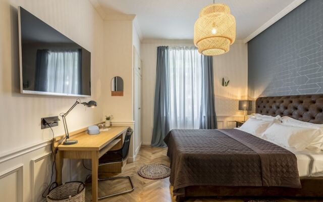 Evala luxury rooms with pool and garden