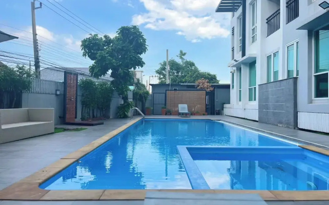 Crystal Suites Suvarnabhumi Airport