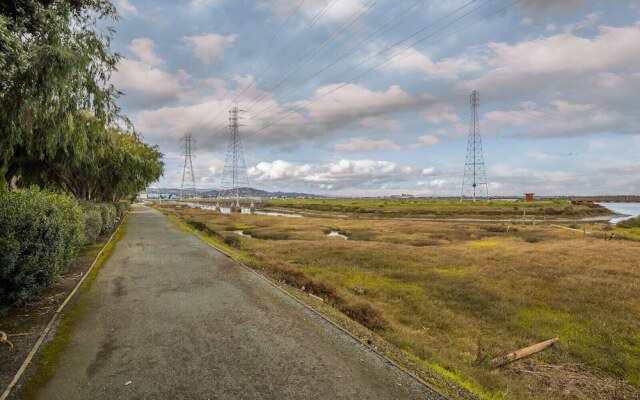 Posh Waterfront - 3 Br Condo