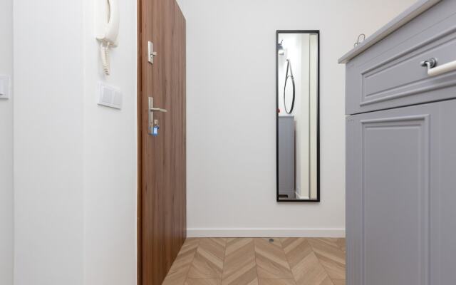 Warsaw Apartment Elekcyjna by Renters