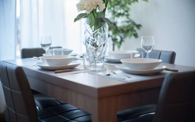 Stunning 2 Bedroom Apt! 3mins Walk From CDN Metro