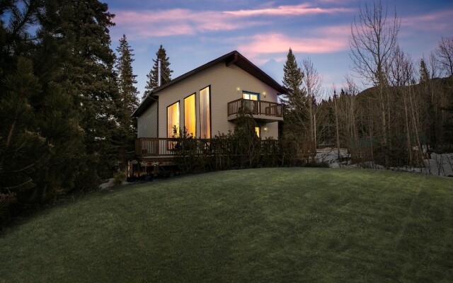 Dream 4-Br 4-Ba Chalet | Private Hot Tub | 2 min to Jasper National Park Gates