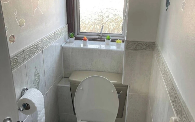 Charming Basildon House With 3 Bedroom Near Town