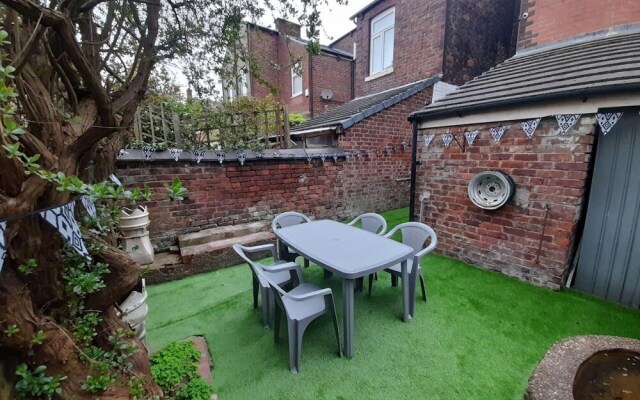 Spacious 5-bed House - Sleeps 10, Garden & Parking