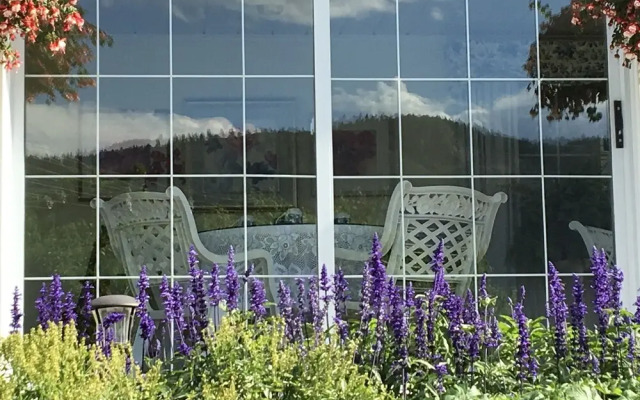 Lakeside Country Inn