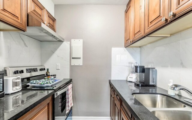 1BR King Apartment With Netflix- Near DT Hamilton