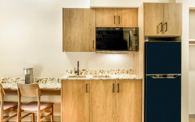 Days Inn & Suites by Wyndham West Edmonton