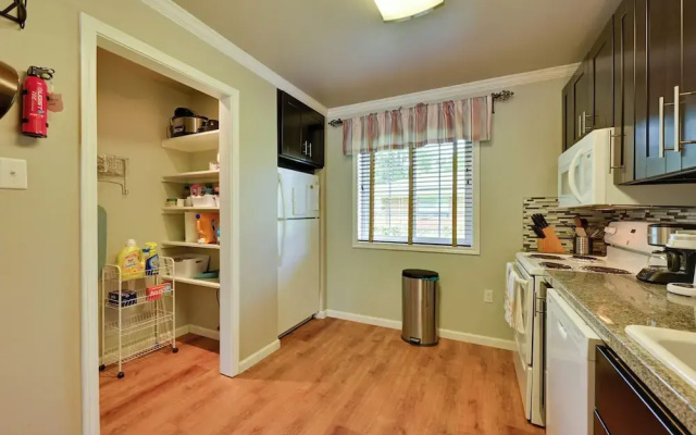 Walk to SFA Campus: Pet-friendly Nacogdoches Condo