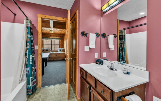 Cabin in the Woods w/ Hot Tub & Games!