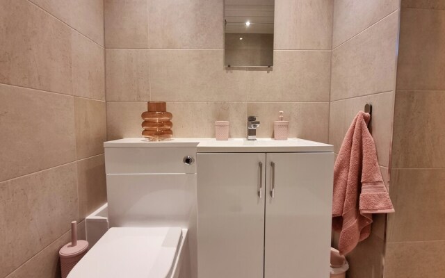 Airy Home with Free Parking in Glasgow